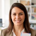 Morgana Vignardi sonriendo en una oficina luminosa con credencial corporativa